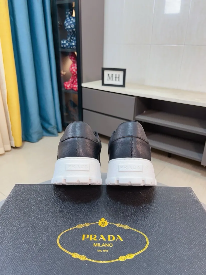 Men's shoes 💰440🌹🌹Prada 〈prada〉 luxury and fashionable high-end products ✊🔥The perfect last shape and top-notch handcrafting make this shoe immediately create a strong aristocratic atmosphere. Imported first-layer cowhide with brogue carving crafts💋Genuine leather lining🎶Rubber combination outsole specially imported from France for leather shoes😍Color: Mysterious Black☕️Size 38～44